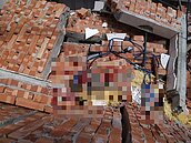 拆違建磚牆倒塌　拆除大隊員受困救出頭破血流