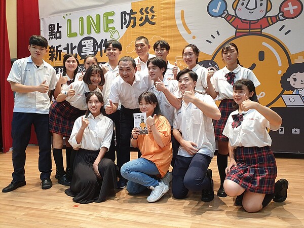 新北消防局LINE智能客服試辦半年,提供正確救難求生資訊。 圖/新北市消防局提供