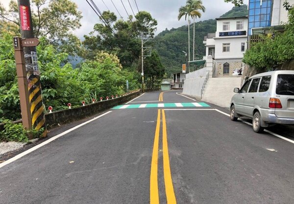 新竹縣政府投入3600萬元改善竹62線道路，增加多處標誌及道路美化。圖／縣府提供