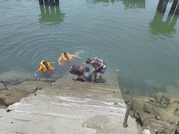 台中市梧棲漁港宏興觀光船碼頭今天中午有遊客在海面上發現一具浮屍。記者余采瀅／翻攝