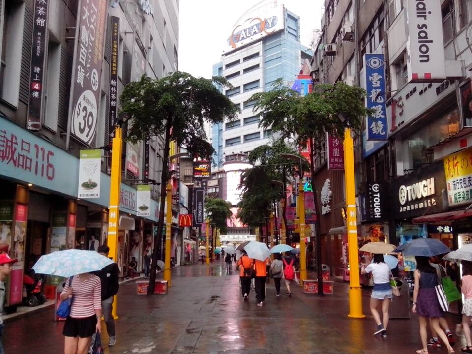 站前商圈身價每坪超過600萬元的店王,近期可能就會被西門商圈「竄位」。(好房News記者陳韋帆/攝)