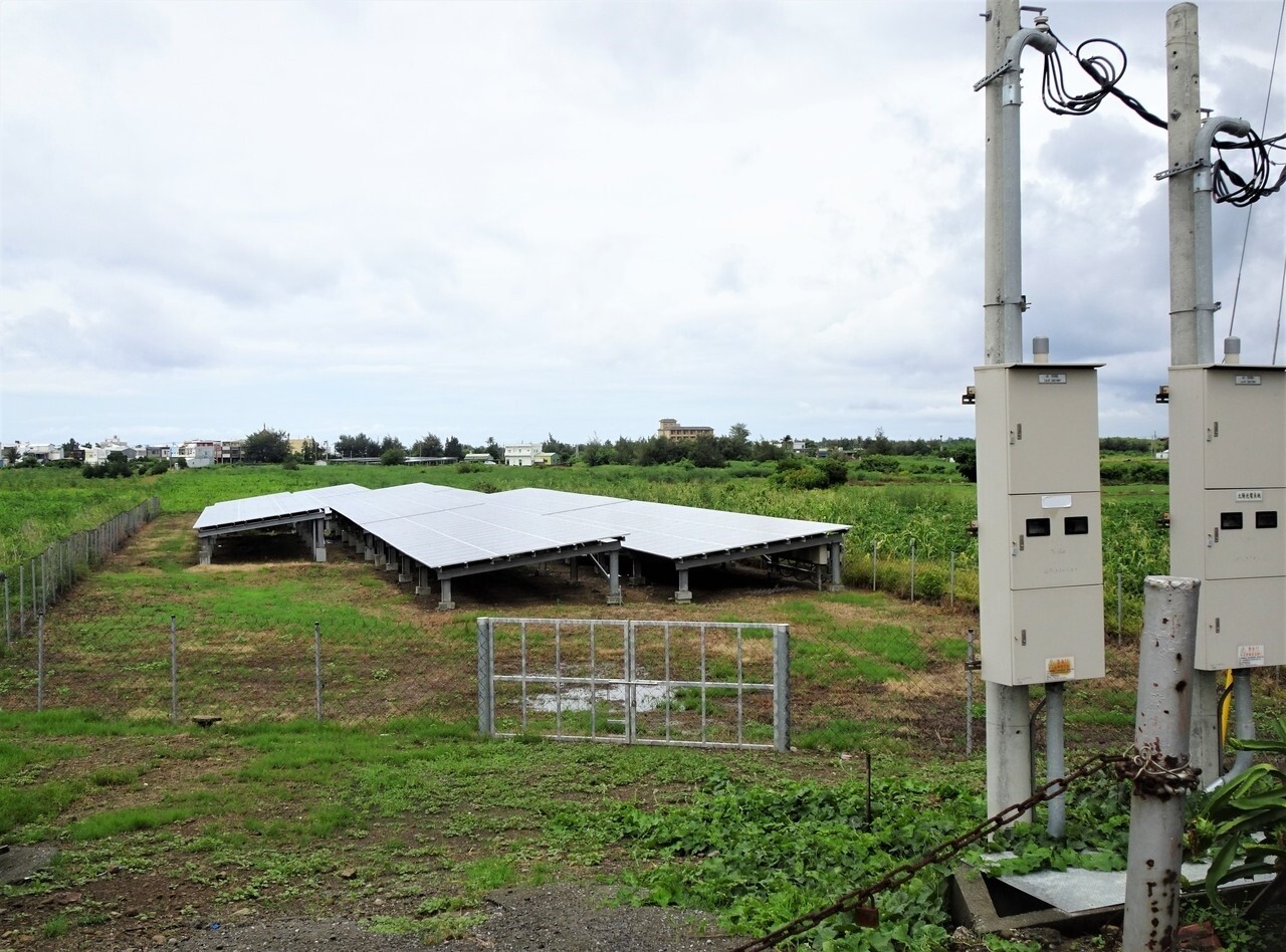 光電板面積660平方公尺、發電量100千瓦的小型光電場林立，屏東縣已增加至400多場。記者潘欣中／攝影