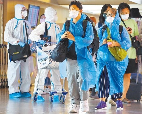南韓政府為推動產業復甦，正考慮開放「旅遊泡泡」（Travel bubble），針對防疫表現良好的國家或地區互相開放邊境，允許人民以觀光名義來往。據傳台灣就在首波開放的優先名單中。圖為2名旅客在入境前查驗健康聲明書。（中時電子報資料照片）