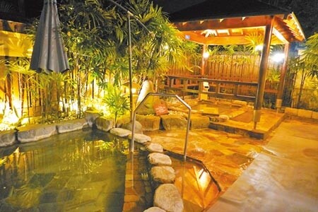 在礁溪老爺酒店及知本老爺酒店都可享受風呂、溫泉,圖為知本老爺酒店的星月風呂。(何書青攝)