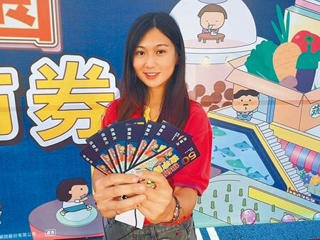 桃園市17日起推出200元換400元夜市券好康,首日秒殺,市長鄭文燦宣布加碼到5萬份,並協調廠商趕工,26日前仍維持每營業日、每夜市限量150份。(蔡依珍攝)