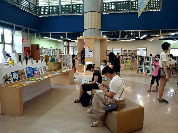台中市立圖書館、國立公共資訊圖書館上半年受新冠肺炎疫情影響,入館人次大幅下降,7月暑假開始,疫情解封,讀者回流增加10萬餘人次入館。 圖/台中市立圖書館提供