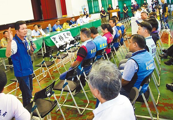 陸軍航特部規畫阿帕契直升機進駐台東豐年機場,台東縣政府昨舉辦說明會,與會民代及居民大表反對。(台東縣府提供/莊哲權台東傳真)
