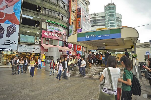 西門町,誠品116,捷運西門町站,6號出口。(好房news記者 陳韋帆/攝影)