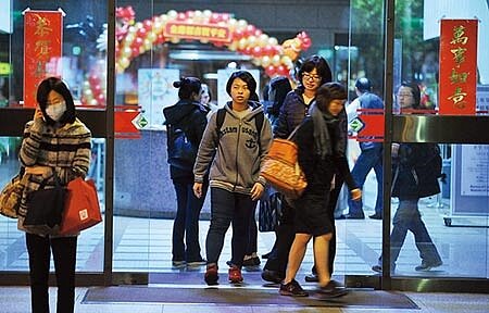 行政院長蘇貞昌20日將首次聽取明年度中央政府總預算籌編情形,據了解,受到新冠疫情衝擊,明年稅課收入負成長,歲入面恐出現蔡政府上任來首次負成長。圖為下班人潮。(本報資料照片)