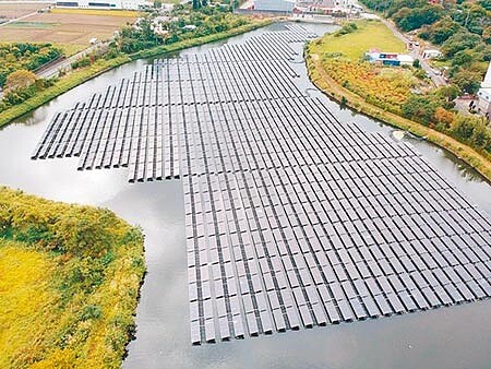 近年「農地種電」成為光電主流卻引發不少弊端,農委會雖強調加強審核,但環保團體認為緩不濟急。圖為桃園光電埤塘。(本報資料照片)