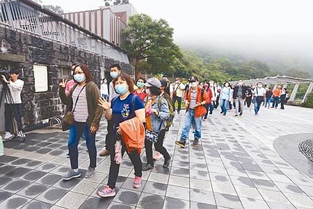 國旅正夯，傳出嘉義市寺廟公會招標公告引發爭議。圖為中華優質旅遊發展協會，進行防疫旅遊教學示範活動。（本報資料照片） 