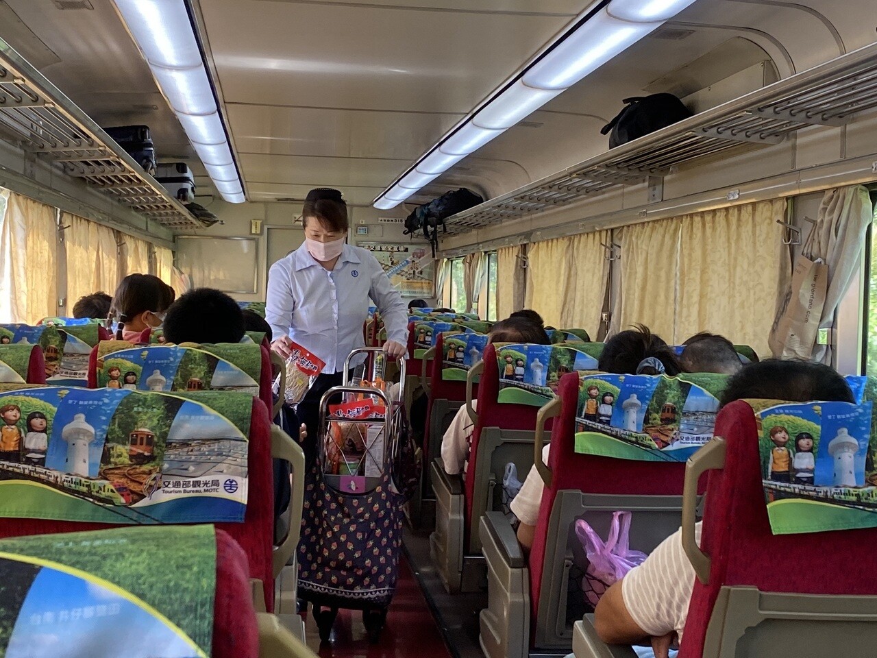 暑假期間台東觀光人潮多，不僅火車票一票難求，連在火車上想買台鐵便當也難。記者尤聰光／攝影