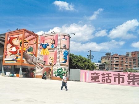 主打全台首間「3D彩繪夜市」的「童話市集」,開幕隔天就爆出海盜船鐵器飛出險傷人事件,桃市府勒令停業。(蔡依珍攝)