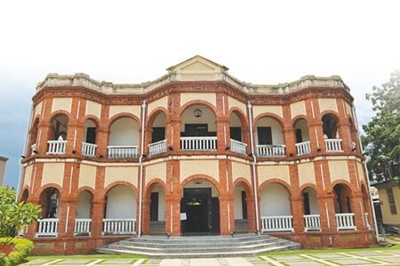 台南市定古蹟「原台南縣知事官邸」閒置近1年，今年由新業者接手打造「知事官邸生活館」，預計年底開幕。（李宜杰攝）