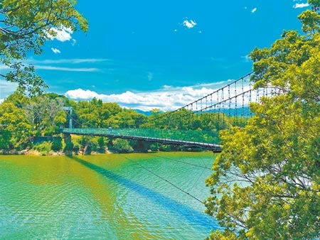 日新島由2座吊橋連結，步行在吊橋上便能俯視湖面，遠眺四周山野之美。（巫靜婷攝）