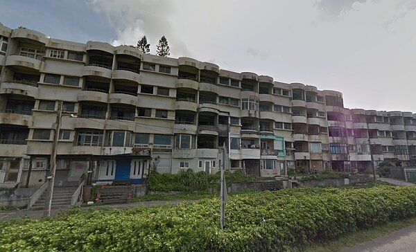 海灣新城近日傳出消息,表示新北市政府城鄉局通知當地居民,要針對陽台外牆進行彩繪,每戶收取17萬元引發爭議。圖/取自Google maps