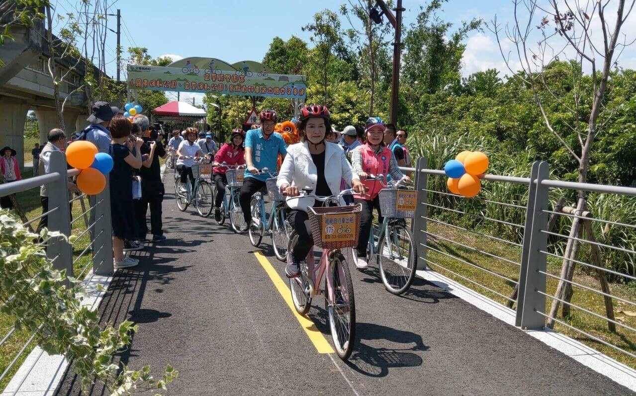 宜蘭打通兩大斷點,串連「雙園自行車道」,縣長林姿妙昨帶頭騎乘。記者戴永華/攝影