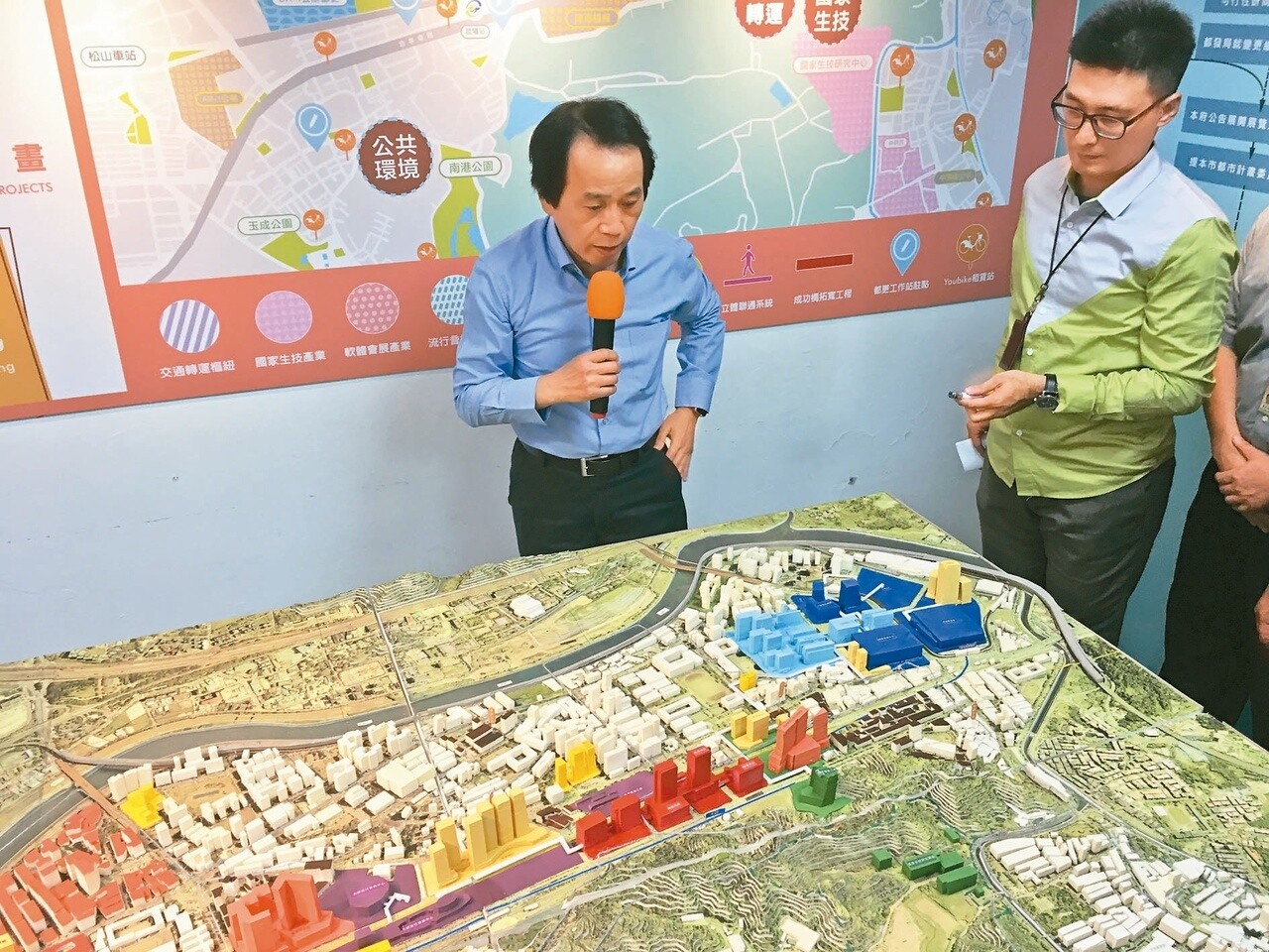 台北市推動「南港產業生活特定專用區」，計畫上路1年半，至今只有少數地主成立更新會，圖為市府當時向里長說明政策內容的場景。 圖／聯合報系資料照片