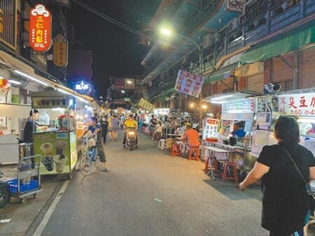 新北推出「特惠券」，但超過7成夜市、市場不適用，不僅讓民眾霧煞煞，更讓攤商嘆「看得到、吃不到」。（許哲瑗攝）