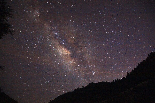 杉林溪森林遊樂區海拔高、無光害，夏季星空璀璨美麗。 圖／杉林溪森林遊樂區提供