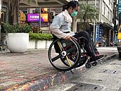 騎樓被占用　輪椅族與機車爭道