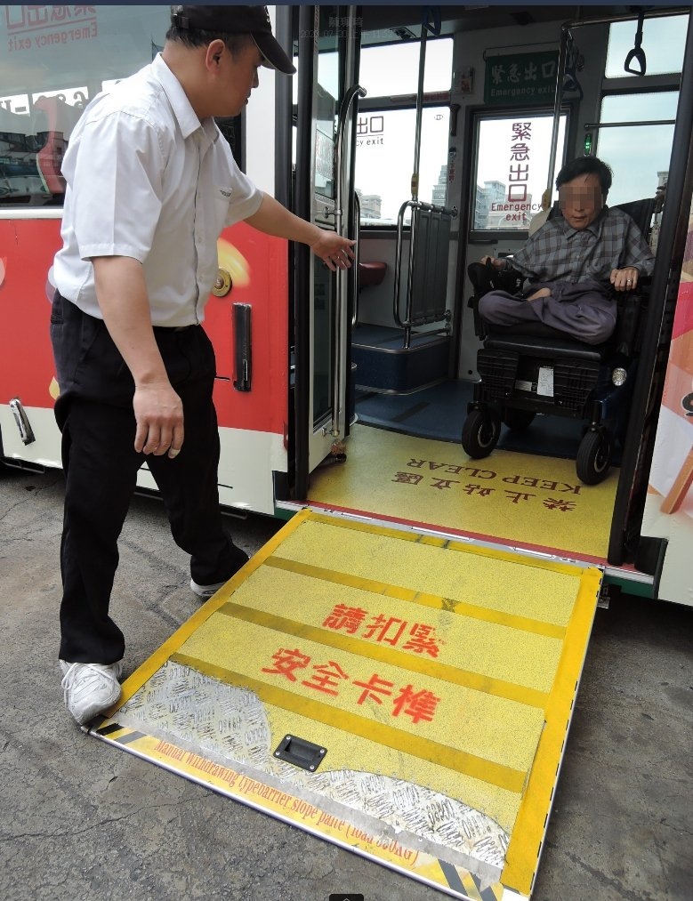 新北交通局指出，身障乘客所乘電動代步車是可利用公車斜坡板上下車，駕駛員應主動協助乘車。圖／新北交通局提供