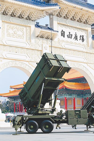 美國宣布一筆高達182億元「愛國者三型飛彈重鑑測案」,國防部長嚴德發、空軍司令熊厚基上將竟然事先不知情,不可思議,作業程序應重新檢討。(中時電子報資料照片)