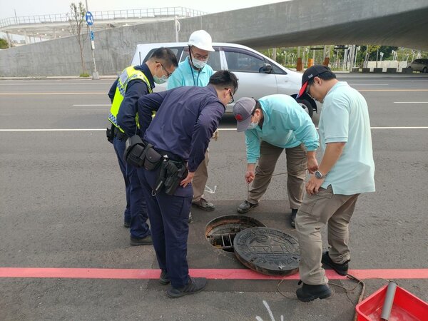 水利局人員開污水人孔現場勘查。圖／中市水利局提供
