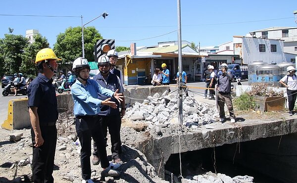臺東縣府針對長期佔用公有土地、道路用地、阻礙消防通道的違章建築,優先進行強制拆除作業。。圖/台東縣政府建設處提供