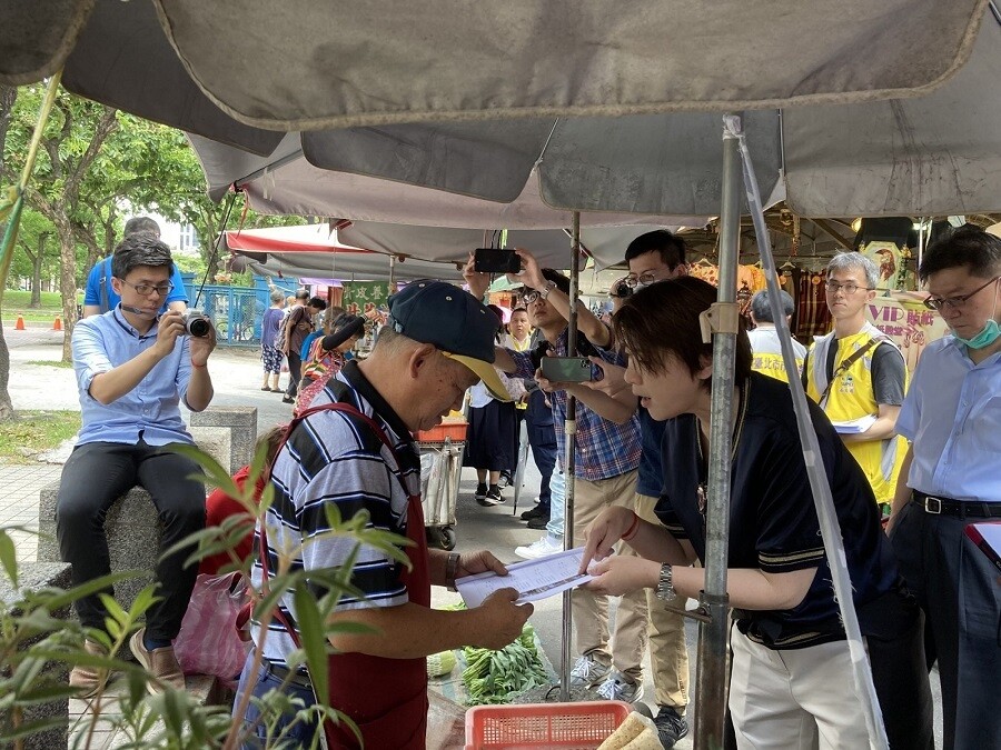 台北市副市長黃珊珊17日前往雙連公園與攤商溝通。圖／台北市市場處提供