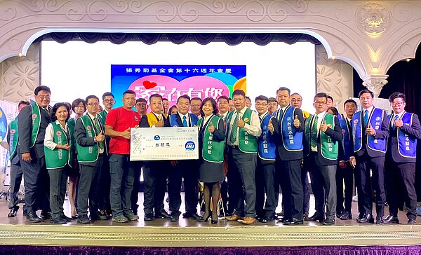 永慶加盟三品牌，永慶不動產、有巢氏房屋、台慶不動產攜手公益傳愛，捐款30萬元助張秀菊慈善基金會失家兒安心上學。圖／永慶房產集團提供