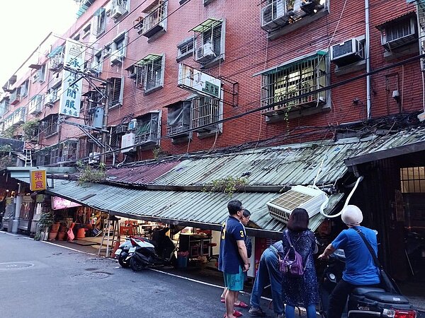 中和區員山路148巷房屋30年違建遮雨棚昨日倒塌,預計今晚清除完畢。圖/新北市工務局提供
