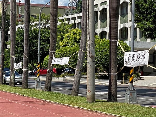 中和居民不願因長照用地犧牲操成綠地，除向市府陳情也在操場掛白布條抗議。圖／新北市立委江永昌提供

