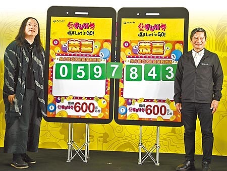 文化部長李永得(右)與政務委員唐鳳(左)抽出身分證或居留證尾數號碼的「藝FUN券」幸運得主,210萬7883人得券。(劉宗龍攝)