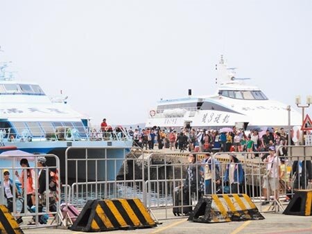 澎湖觀光夯遊客多,在地民生陷危機,「報復性旅遊」話題製造對立。(陳可文攝)