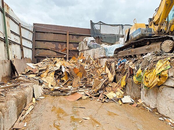 砂石棧場向新北市府登記，可暫時合法處理裝潢廢棄物，但必須接受市府輔導合法化。圖／新北市環保局提供