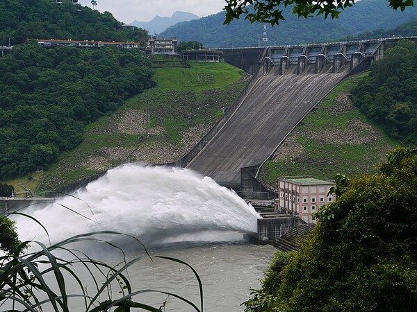 兩岸水庫建築結構不同，大陸管理等資訊不夠透明，圖為石門水庫排洪畫面。圖／北區水資源局提供