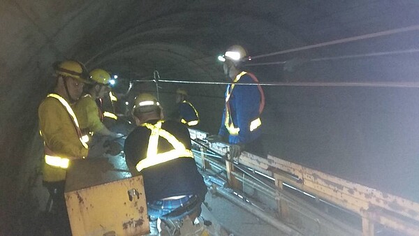 漏夜搶修後，台鐵三義后里間電車線斷落事故已恢復通車。圖／台鐵局提供
