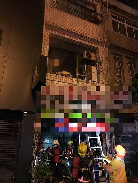 屏東市中山路一棟4樓民宅,於今天凌晨2時許驚傳火警,警消獲報後,迅速滅火並將屋內住戶救出。記者陳弘逸/翻攝