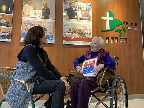 秀蘭阿嬤(右)原本不願意賣掉老家,透過翁小姐等子女勸說後,欣然同意賣房養老。圖/門諾醫院提供