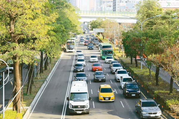 台中市躍升第二大城，汽機車數量約400萬輛，尖峰時間多條主要道路嚴重塞車。 圖／台中市新聞局提供