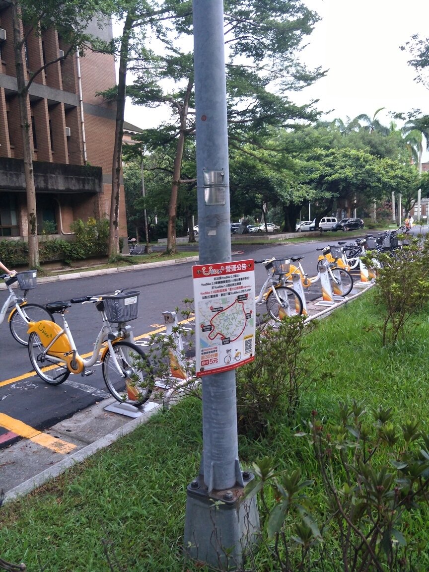 消保官實地會勘,發現在台大校園內更有看板被轉至背面,租車民眾根本無法察覺。圖/新北市法制局提供