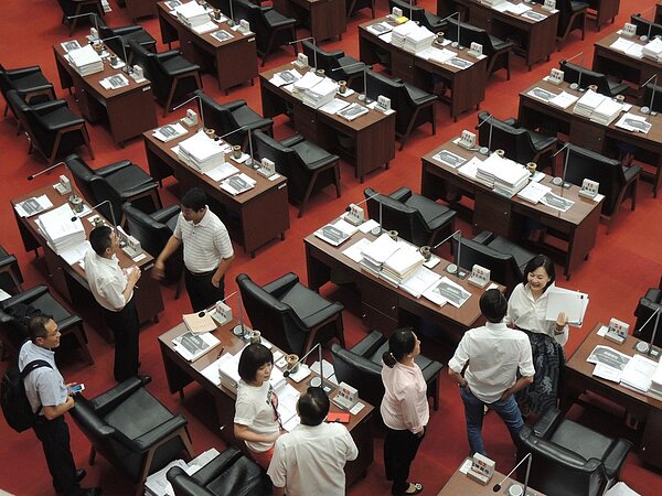 高雄市議會昨天下午議程排專案報告，由氣爆善款運用專案調查小組做結案報告，因出席人數不足而流會。圖／高雄市議會提供