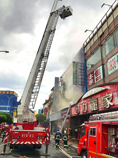 新北市IKEA新莊店旁的一處民宅22日上午11點傳出火警,該建物位置處於三重及新莊交界的重新五路上。圖/新北消防局提供