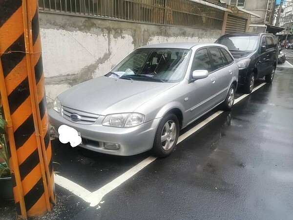 有民眾發文抱怨,把自家愛車停放在住家附近的免費停車格,卻被正義魔人貼警告標語不要霸佔車格。圖/擷取自「我是永和人」社團