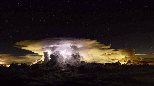 中央氣象局玉山氣象站觀測員李正紀拍下「雷雨胞伴彗星」震撼照。圖／李正紀授權提供