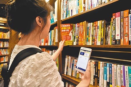 各部會搭三倍券便車,提出各類型的振興券,圖為文化部推出600元的「藝Fun券」。(劉宗龍攝)