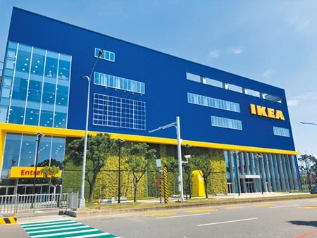 中壢青埔各商場接力開幕，IKEA新桃園店23日開幕，警方也嚴陣以待，並請民眾事先規畫路線避免塞車。（賴佑維攝）