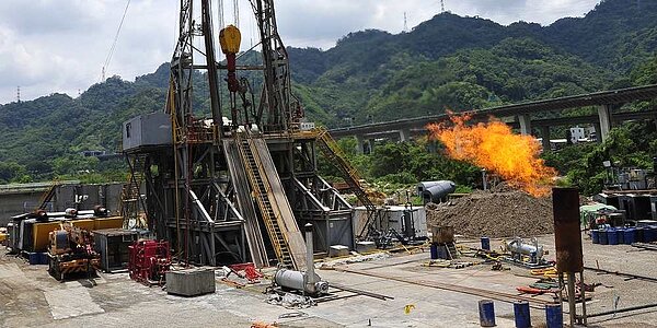 中油三輕更新擴產計畫「環差審查會議」,經環評大會討論後,最後同意放行。中時報系資料照