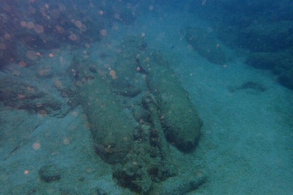 卯澳灣海底被人發現有13枚未爆彈。記者游明煌／翻攝
